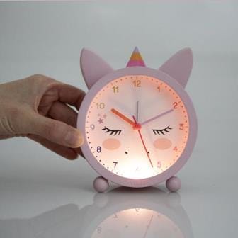 Despertador silencioso y con luz - con orejas y cuerno de unicornio de Ylvi